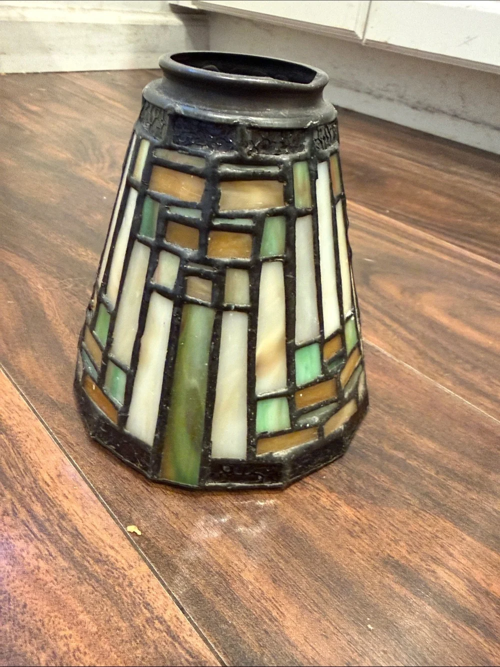 Vintage Quoizel Collection Tiffany Style stained glass lamp shade